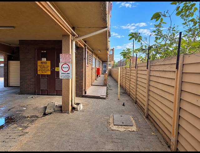 2 BEDROOM FLAT FOR SALE IN VEREENIGING CENTRAL